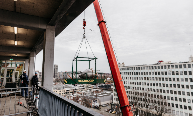 Ketels van Eiber door kraan omhoog getakeld in The New Farm in Den Haag